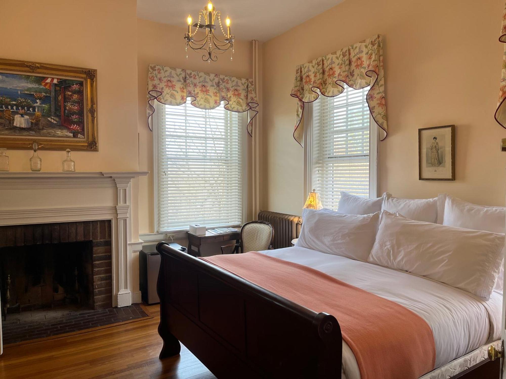 Ironclad Inn And Bourbon Room Fredericksburg Eksteriør bilde